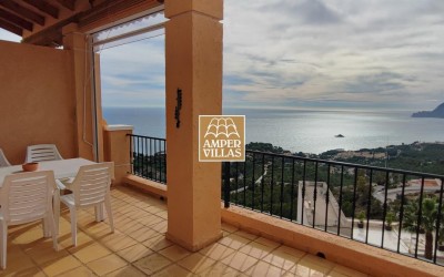 Lovely terraced house with panoramic sea views.
